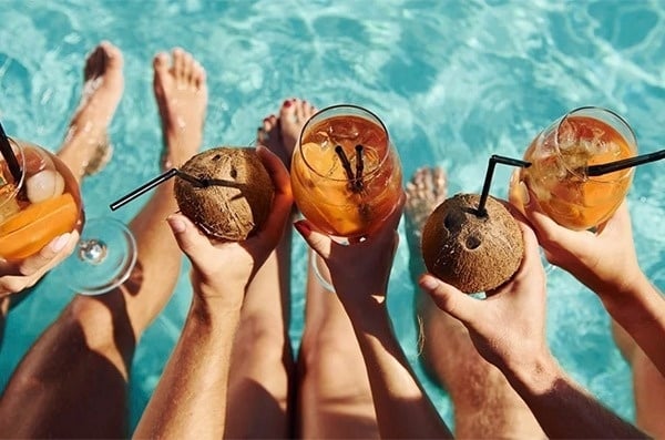 Es gibt viele verschiedene Arten von Essen und Getränken .