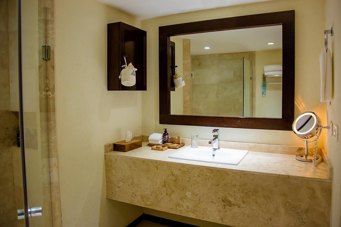 ein Badezimmer mit einem Waschbecken und einem Spiegel