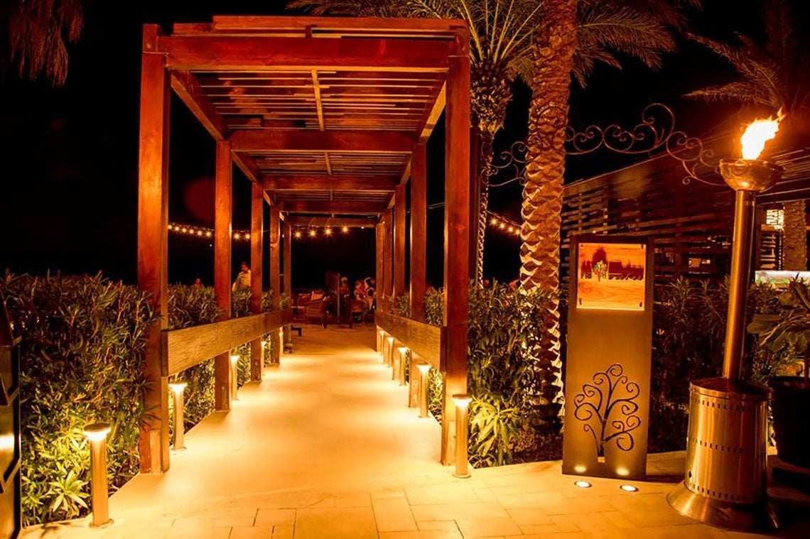 Pasillo del hotel con visión nocturna