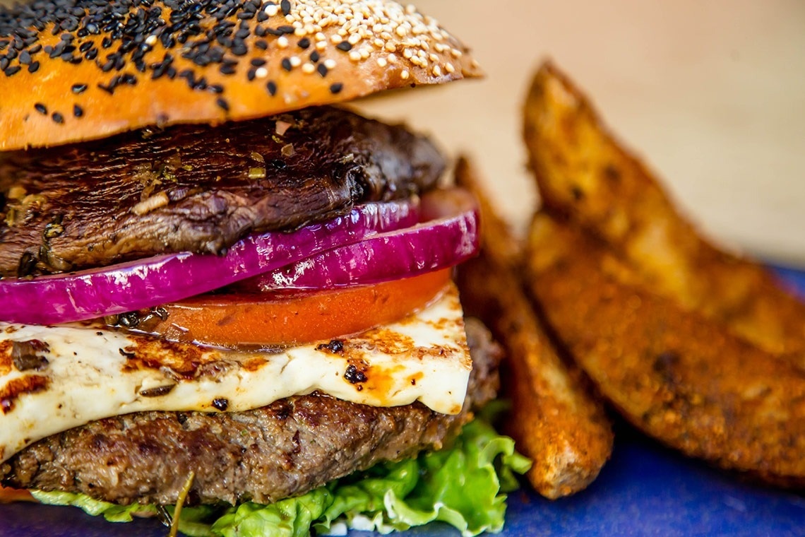 Hamburguesa en el restaurante de Casa Dorada