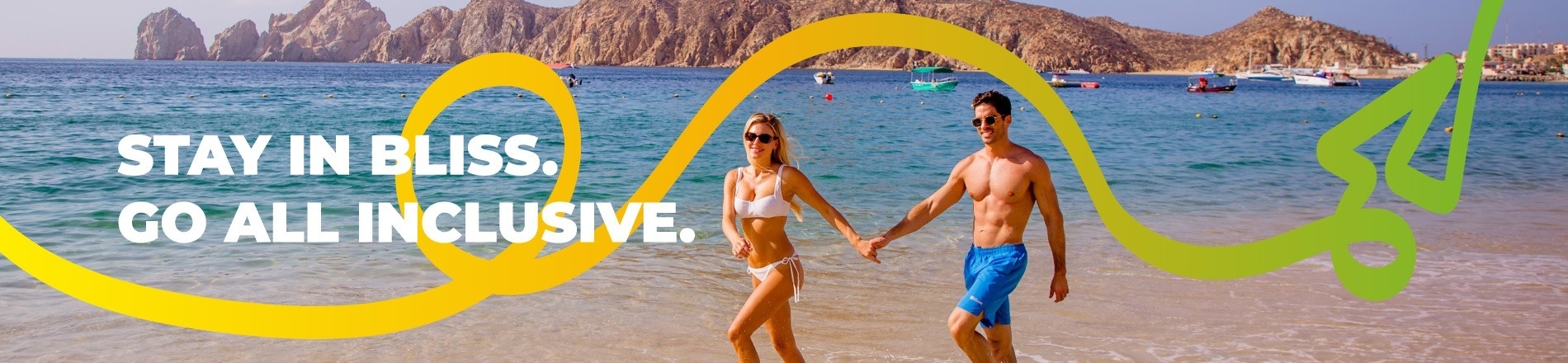 Sándwich gourmet fresco con lechuga, tomate, cebolla, carne y queso en restaurante de hotel. Cena o servicio a la habitación.