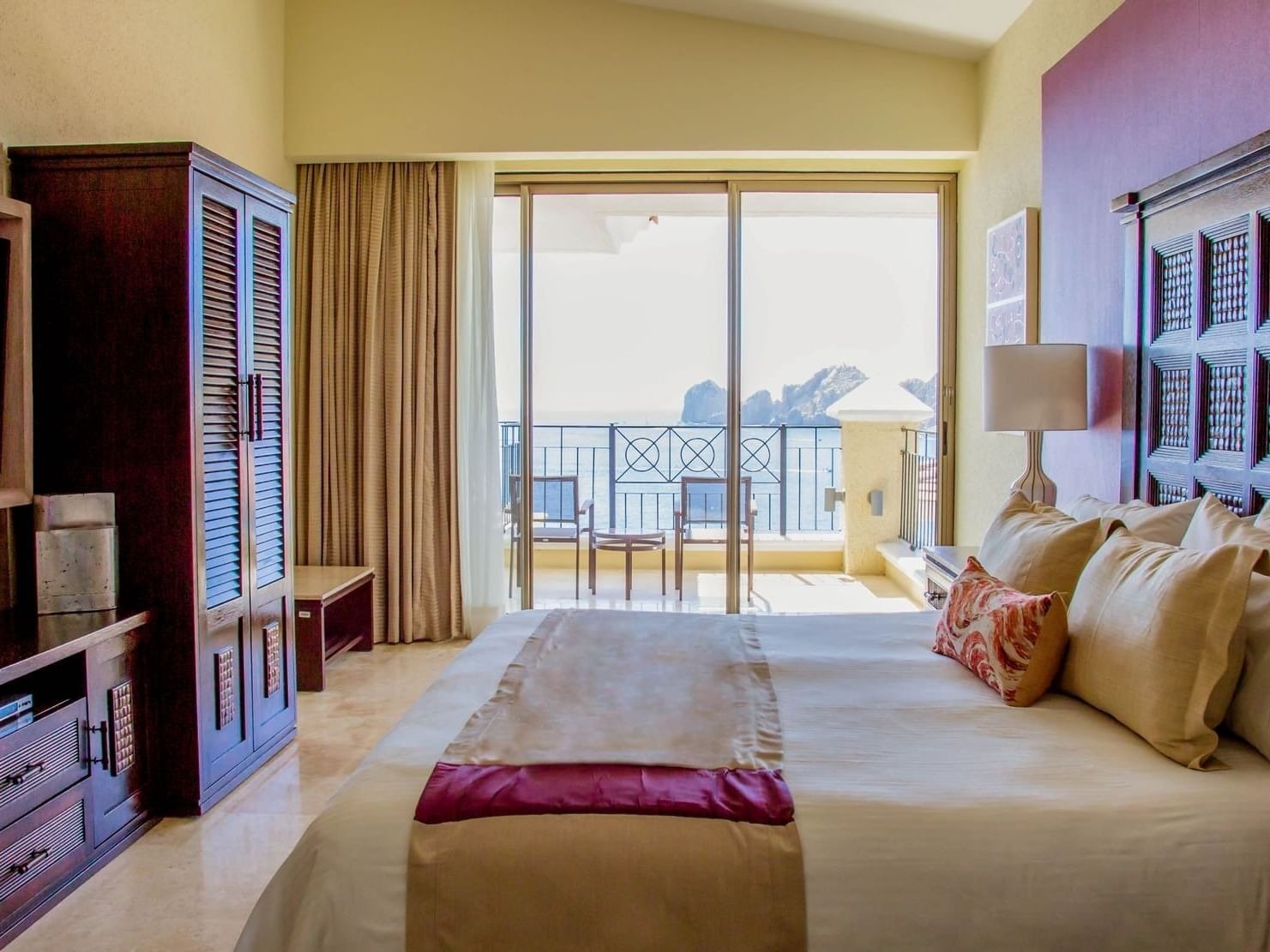 ein Hotelzimmer mit einem großen Bett und einem Balkon