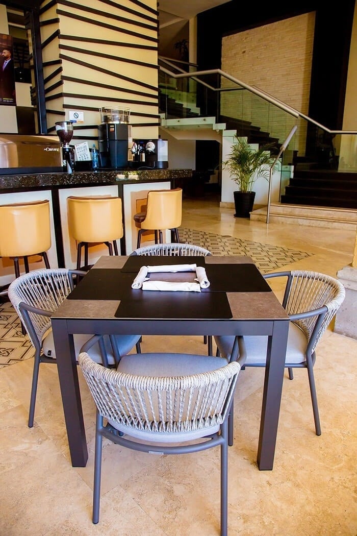 una mesa y sillas en un restaurante con una máquina de café nespresso