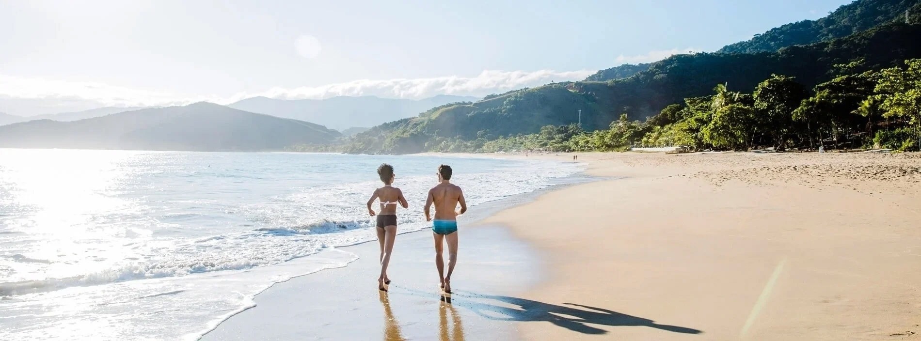 ein Mann und eine Frau gehen am Strand entlang