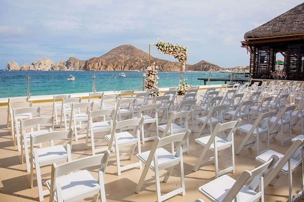 Celebrate the wedding with your family on the beach in Mexico