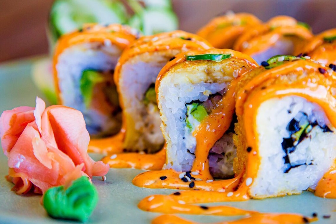 un gros plan d' un rouleau de sushi sur une assiette