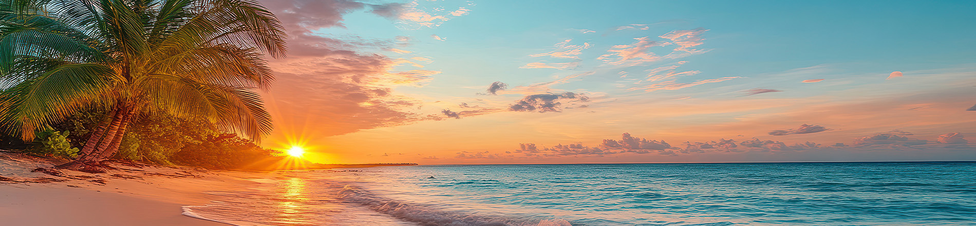 Plage tropicale au coucher du soleil avec des palmiers, eau bleue et ciel coloré. Casa Dorada