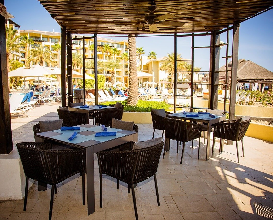 Restaurante con vistas a la piscina