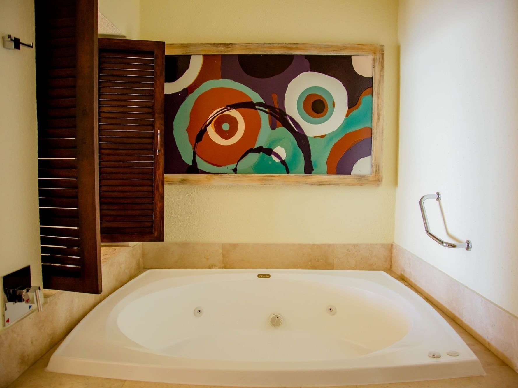 ein Badezimmer mit einer Badewanne und einem Gemälde an der Wand