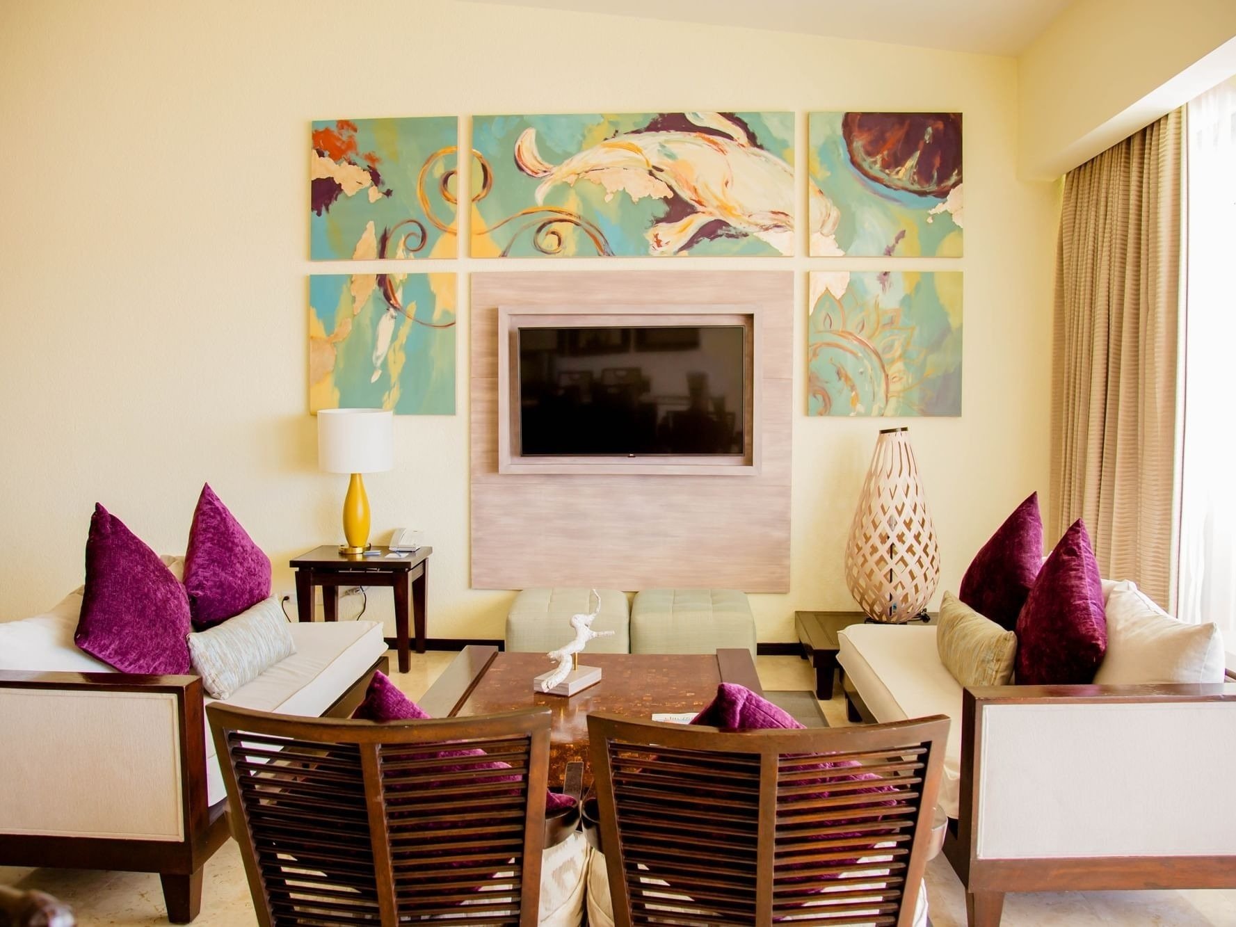 ein Wohnzimmer mit Möbeln und einem Fernseher an der Wand