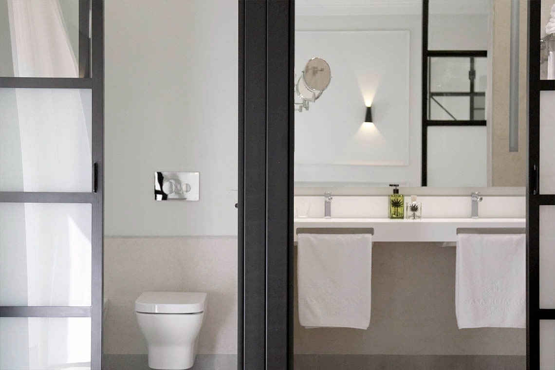un baño con inodoro , lavabo y espejo