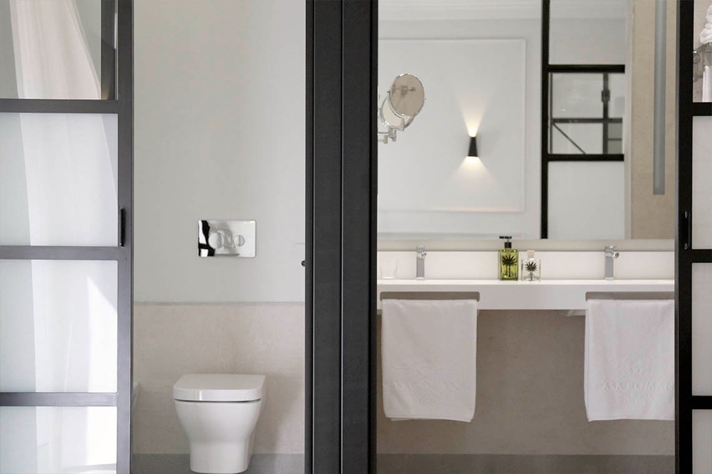 un baño con inodoro , lavabo y espejo