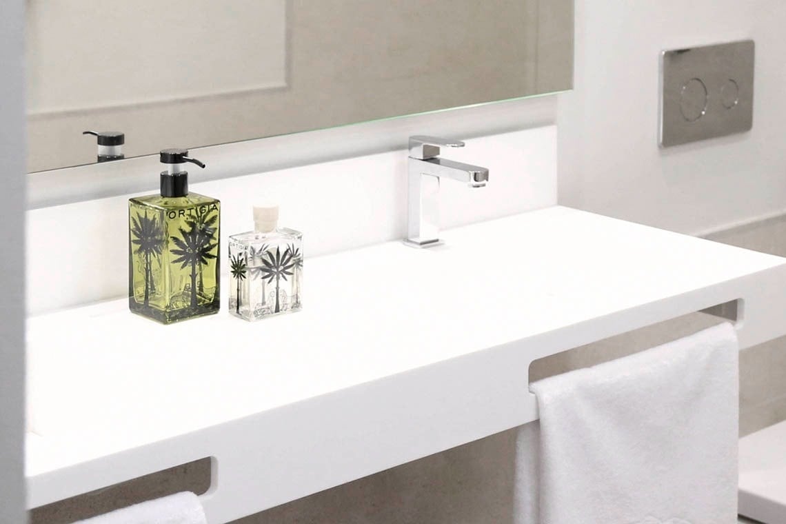 dos botellas de jabón están sobre un lavabo en un baño