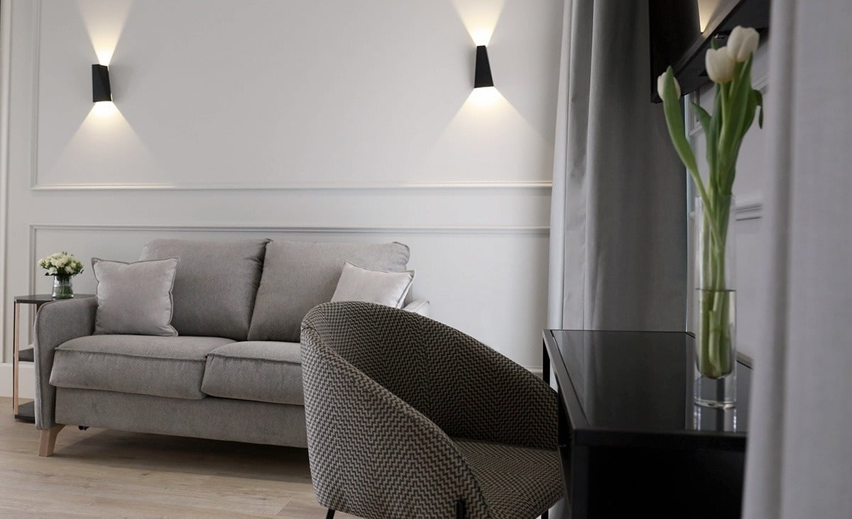 una sala de estar con un sofá y una silla