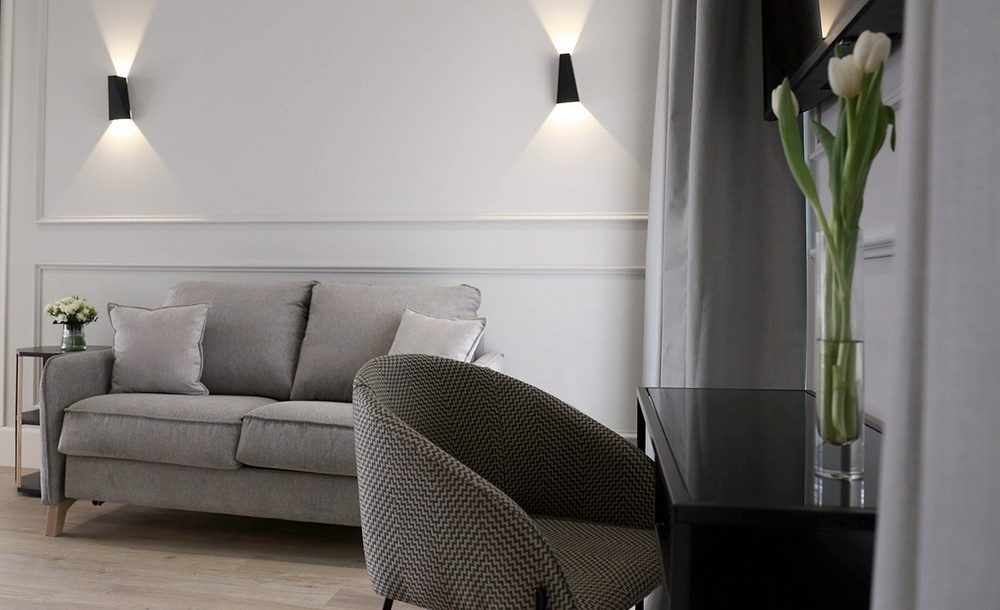 una sala de estar con un sofá y una silla