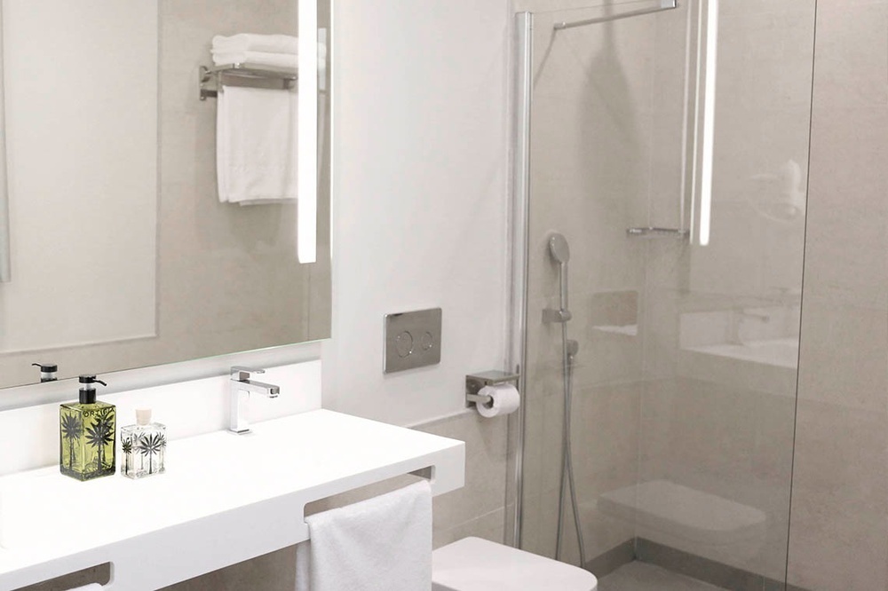 un cuarto de baño con una ducha y un lavabo