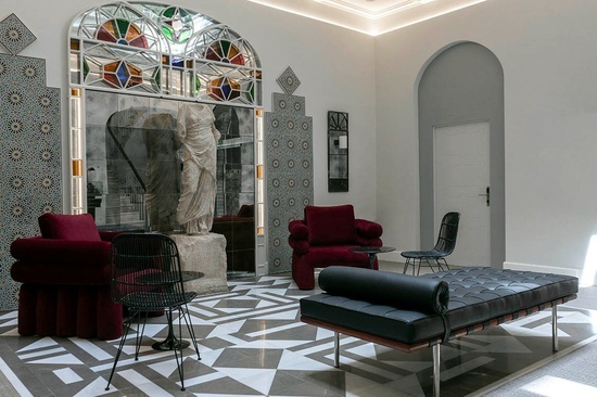 una habitación con muebles y una estatua en la pared