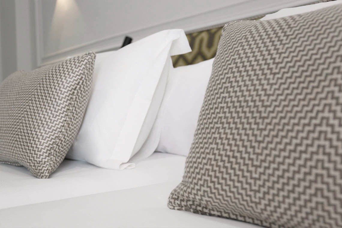 un primer plano de un montón de almohadas en una cama