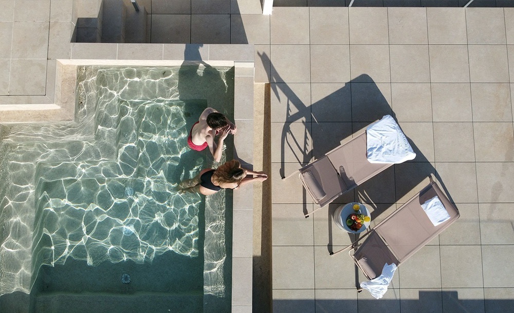 un niño y una niña nadan en una piscina