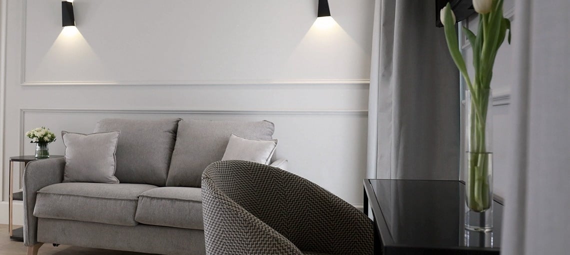 una sala de estar con un sofá y una silla