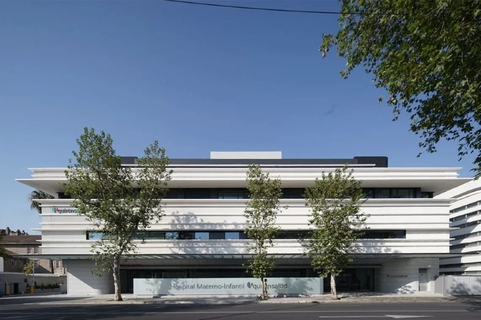 a large white building with a sign that says hospital materno-infantil