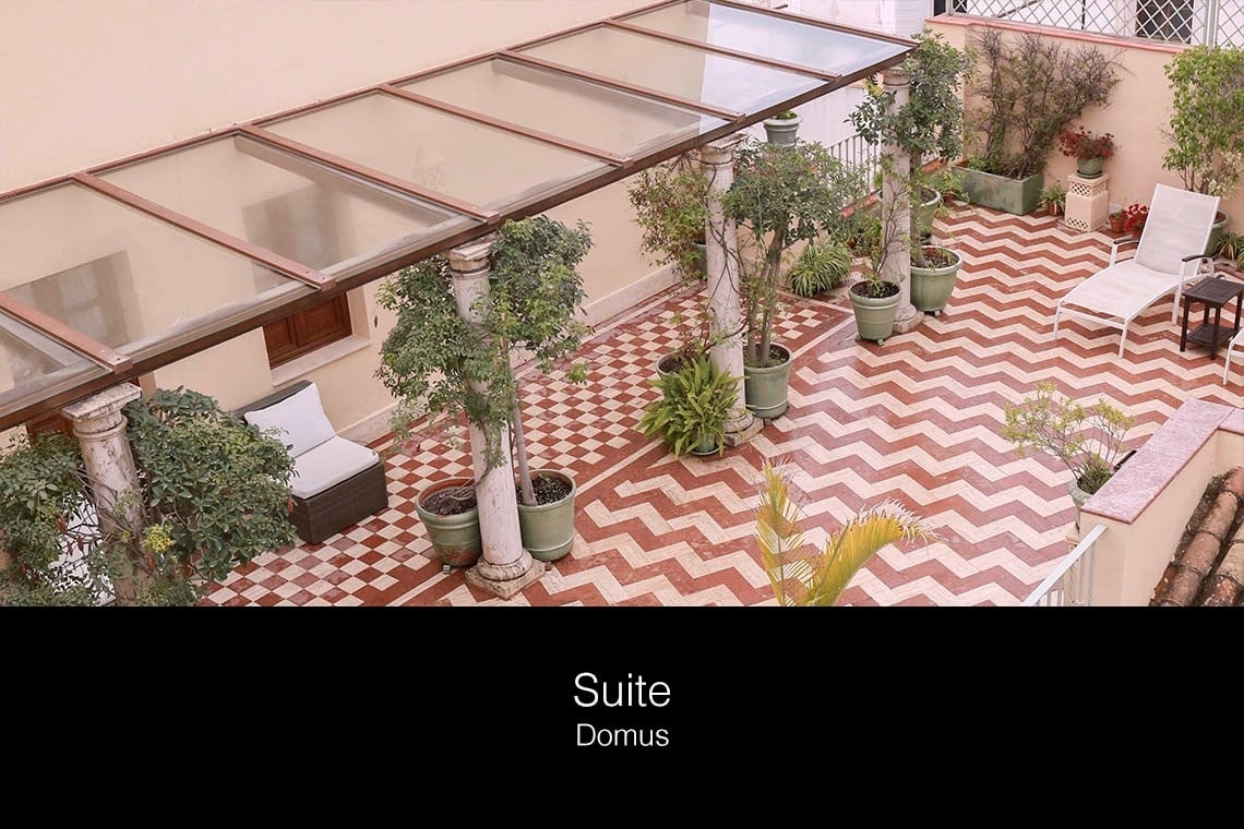 una vista aérea de un patio con la palabra suite domus al fondo
