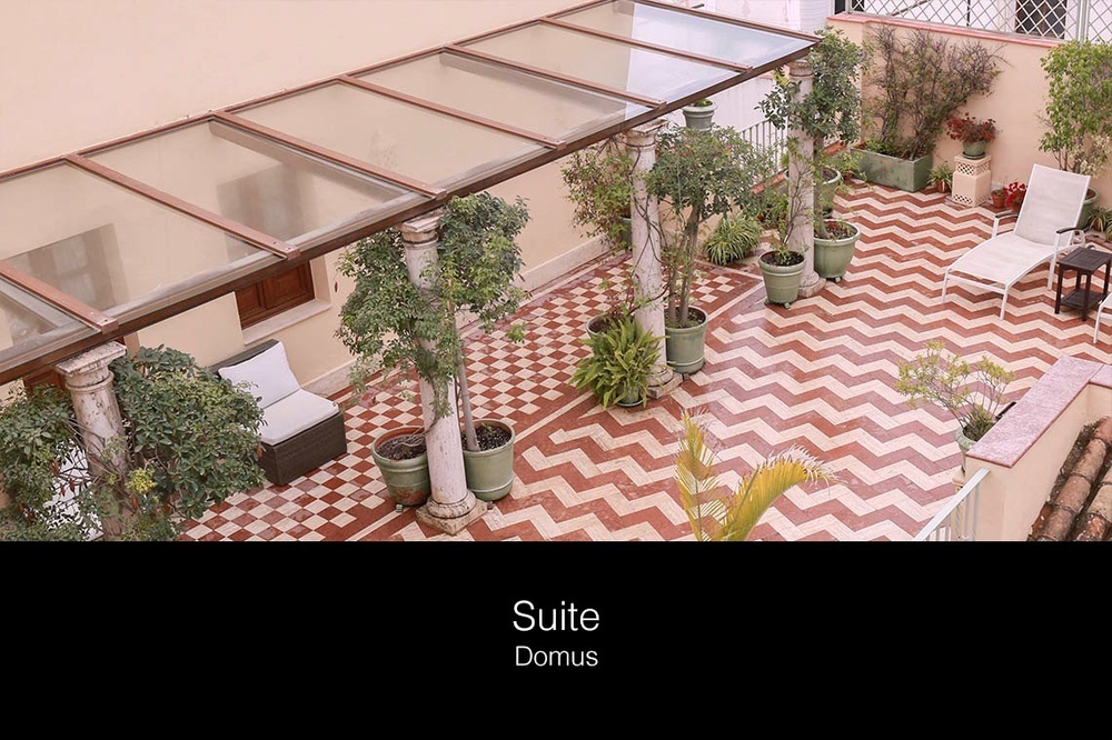 una vista aérea de un patio con la palabra suite domus al fondo