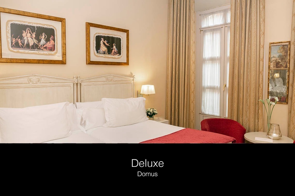 una habitación de lujo con una cama y una silla roja