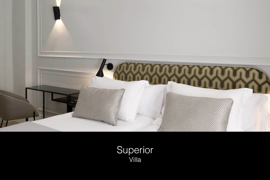 una cama en una habitación con la palabra superior villa al lado
