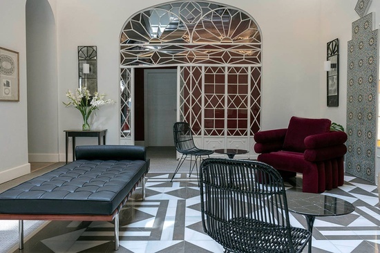una sala de estar con un sofá y una silla