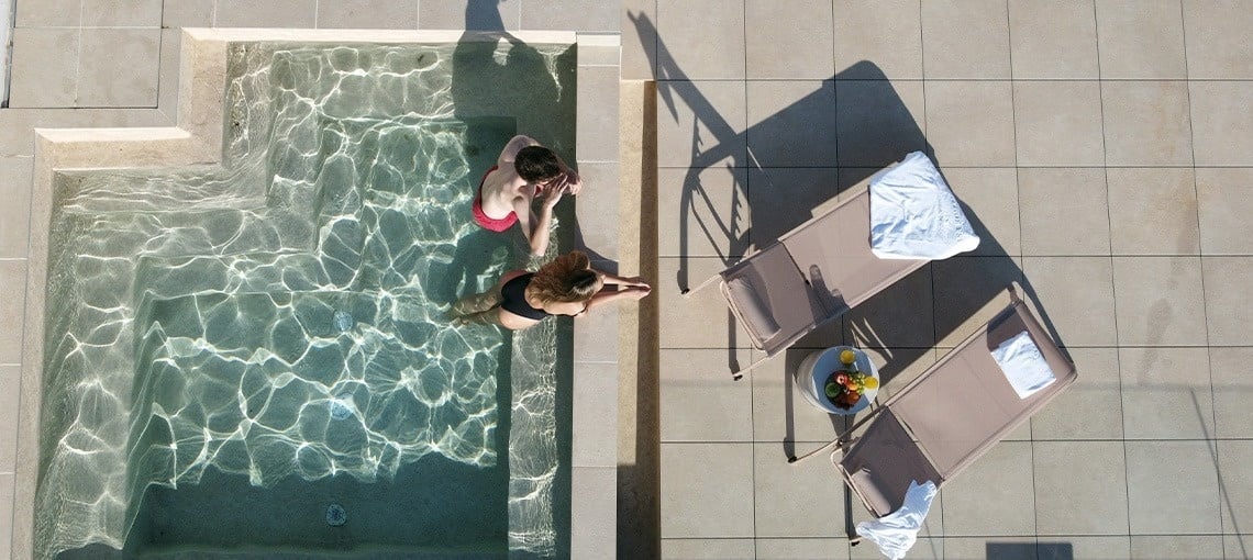 una vista aérea de un hombre y una mujer en una piscina