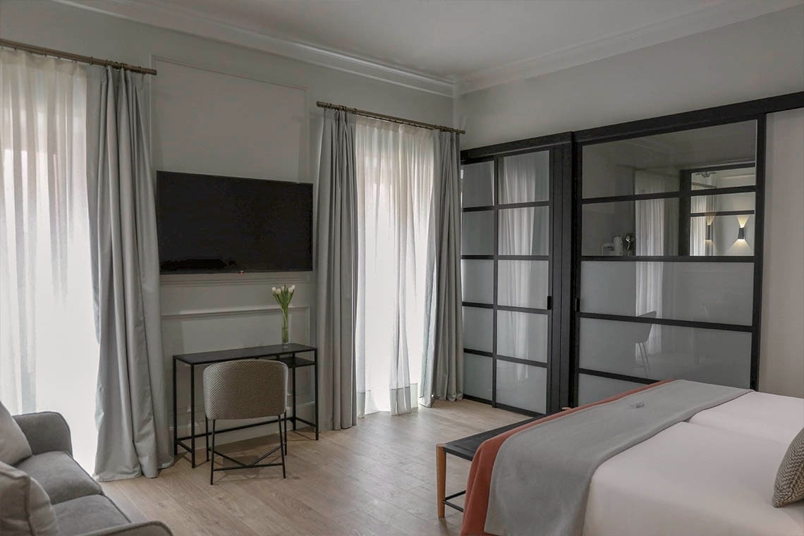 una habitación de hotel con una cama y una televisión