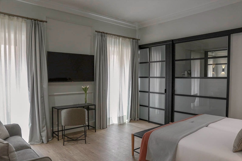 una habitación de hotel con una cama y una televisión