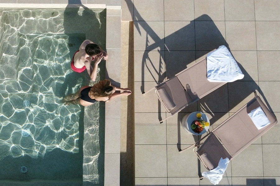 una vista aérea de dos personas en una piscina