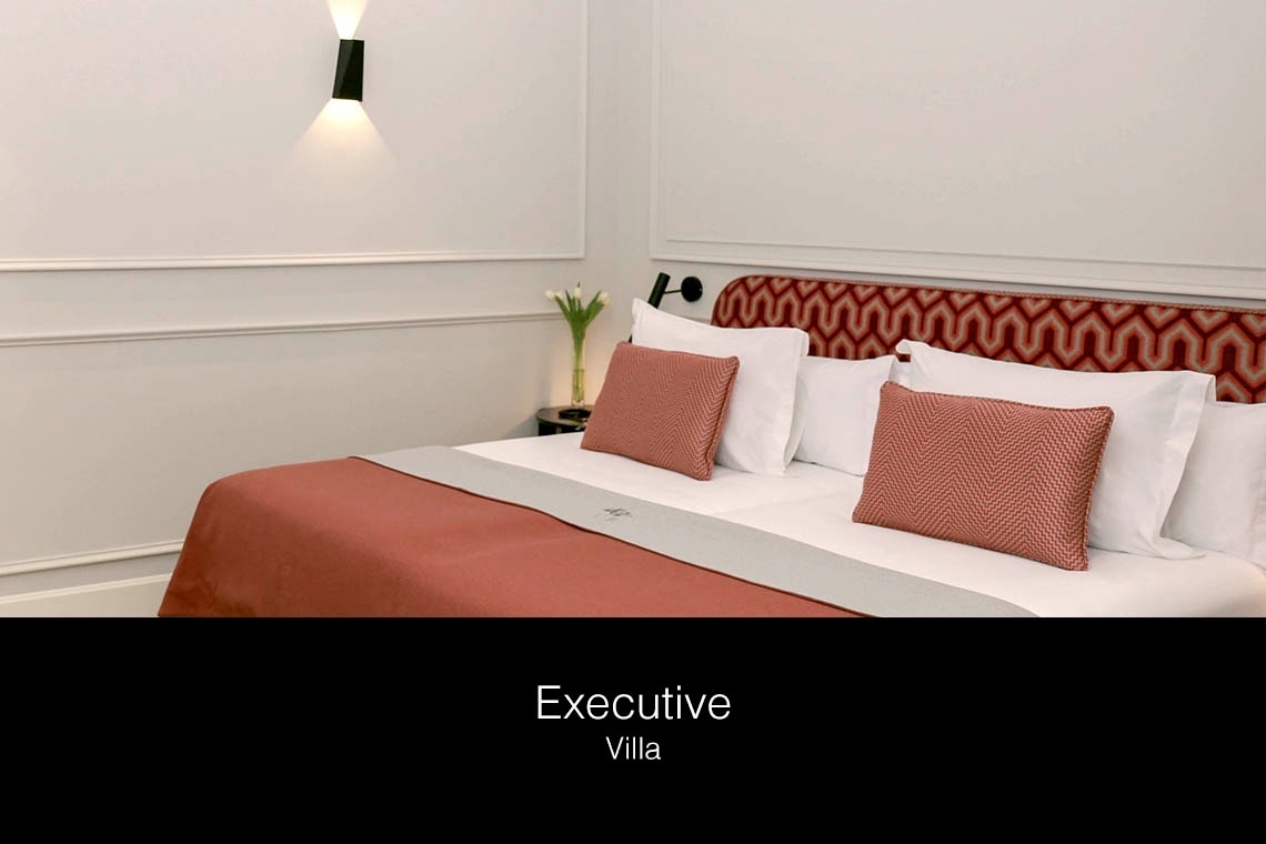 una habitación de hotel con una cama y almohadas rojas y blancas