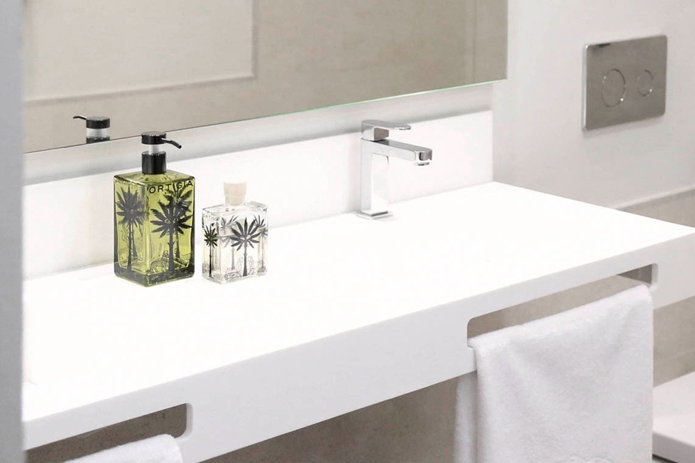 dos botellas de jabón están sobre un lavabo en un baño