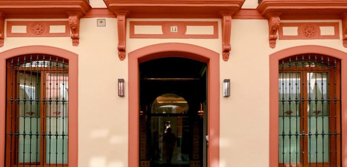 un edificio blanco y rojo con la puerta abierta