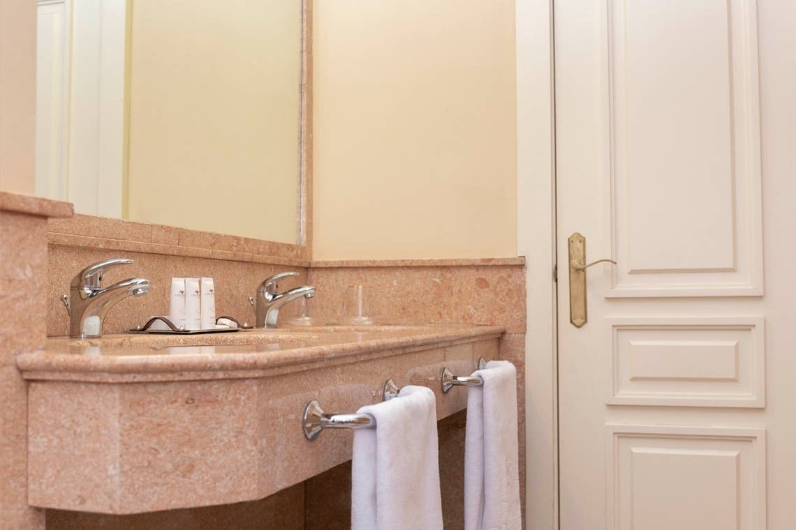 un baño con dos lavabos y un espejo