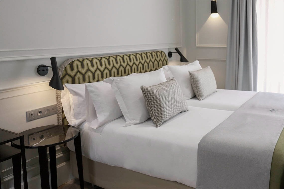 una habitación de hotel con dos camas y una mesa