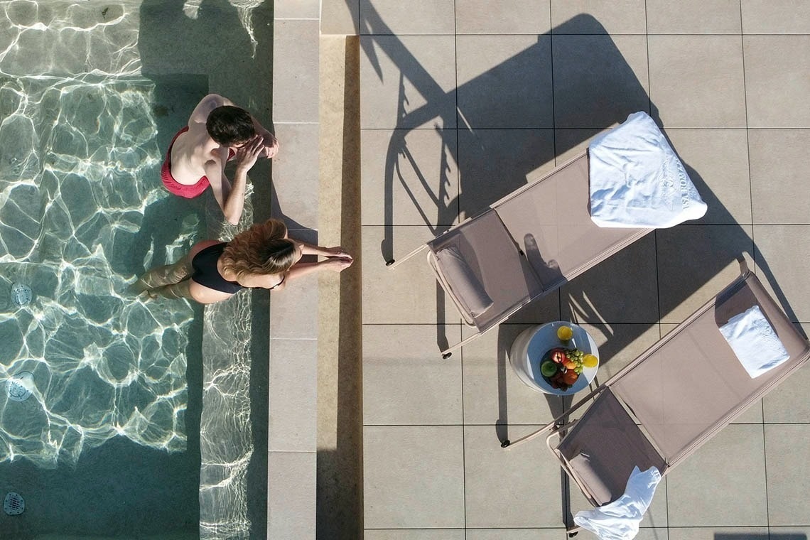 un niño y una niña nadan en una piscina