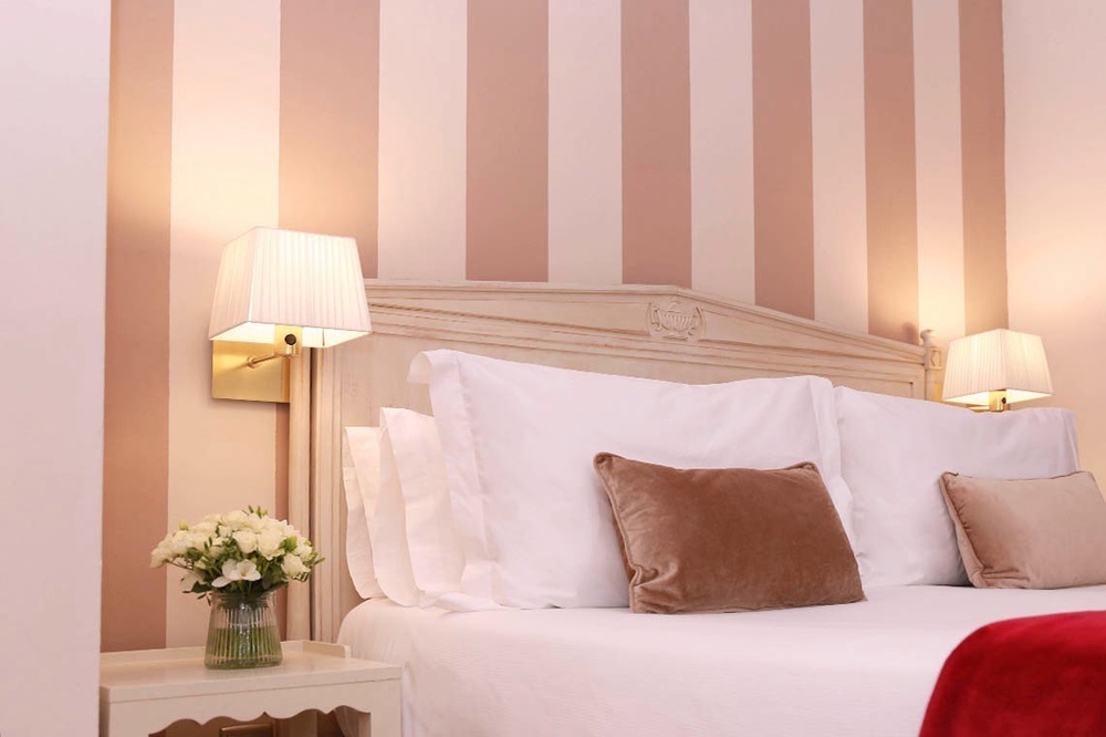 una habitación de hotel con una cama y dos lámparas