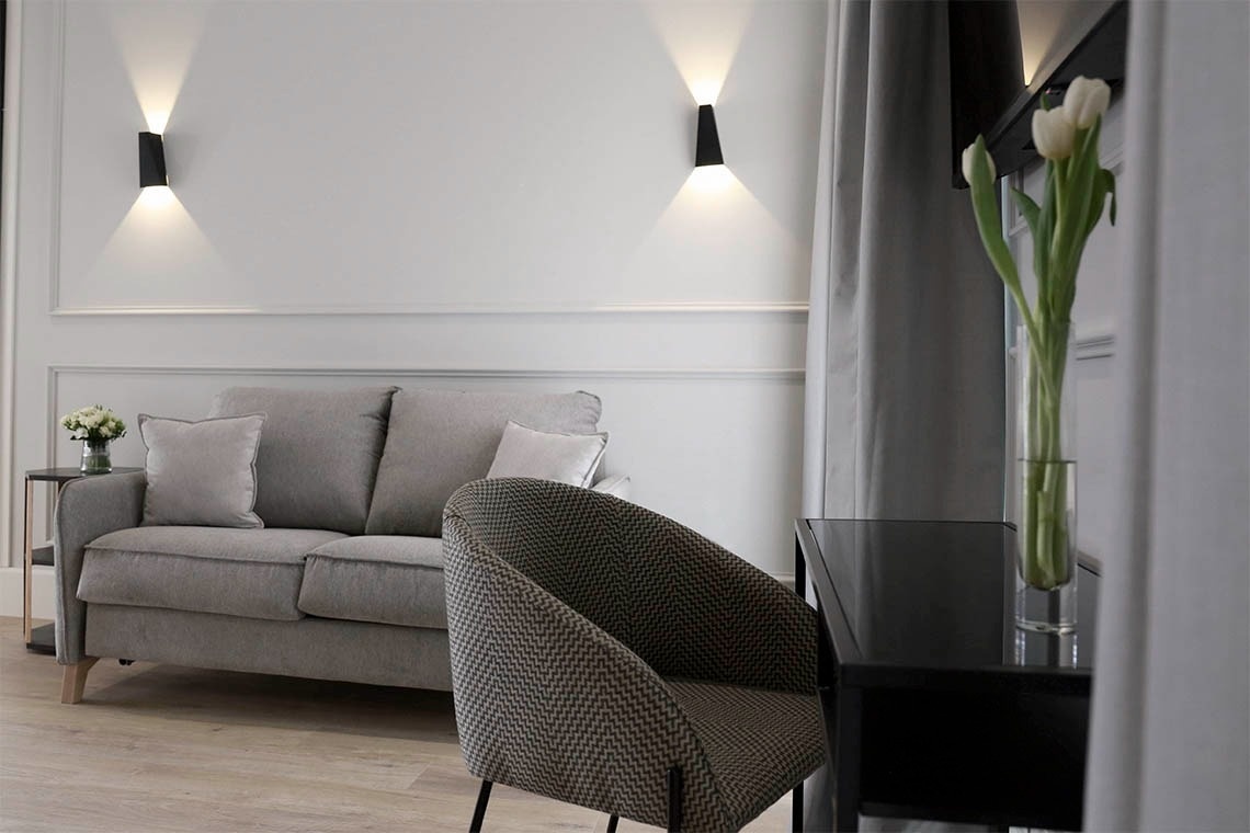 una sala de estar con un sofá y una silla