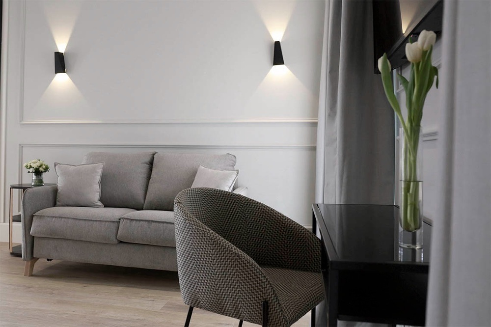 una sala de estar con un sofá y una silla
