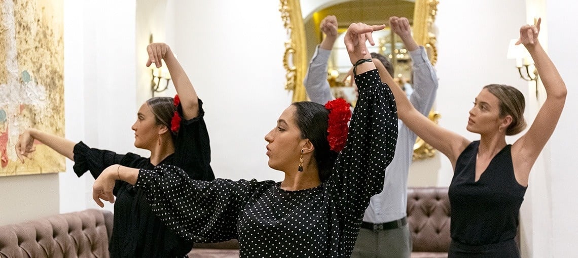 un grupo de mujeres bailan flamenco en una habitación