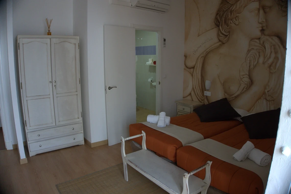 Habitación twin con decoración clásica y baño privado. Casual Alquimia Cádiz