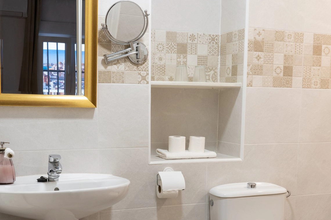 Baño moderno con lavabo, espejo y ducha. Casual Alquimia Cádiz.