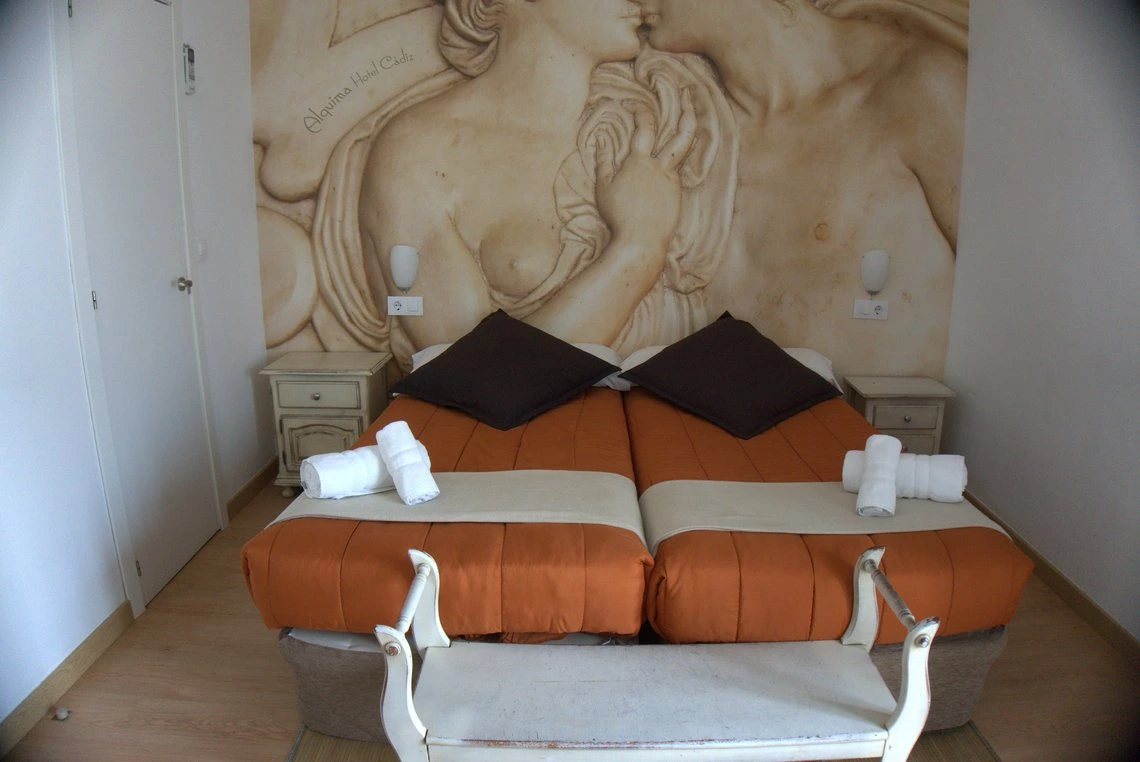 Habitación doble con mural de temática clásica en Alquima Hotel Cadiz. Casual Alquimia Cádiz