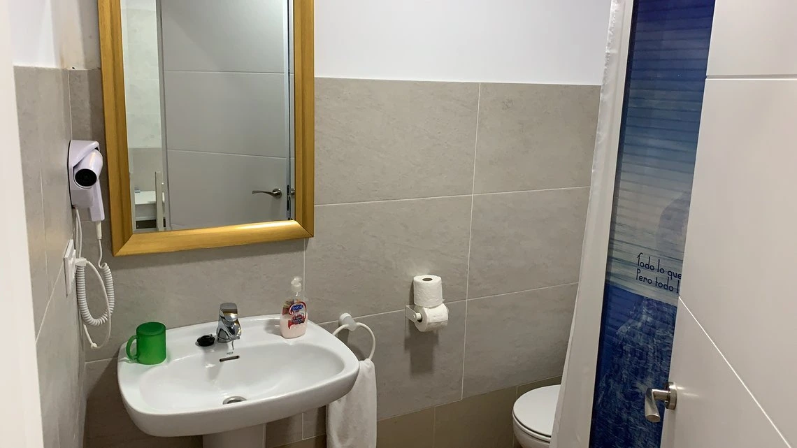 Baño moderno con lavabo, secador y ducha de hidromasaje con Casual Alquimia Cádiz.