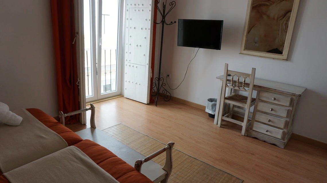 Habitación doble con tv y escritorio Casual Alquimia Cádiz.