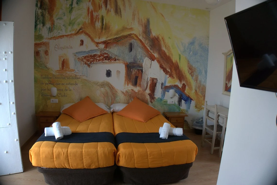 Habitación con mural artístico 'Casual Alquimia Cádiz' en Alquimia, Sierra de Cádiz.